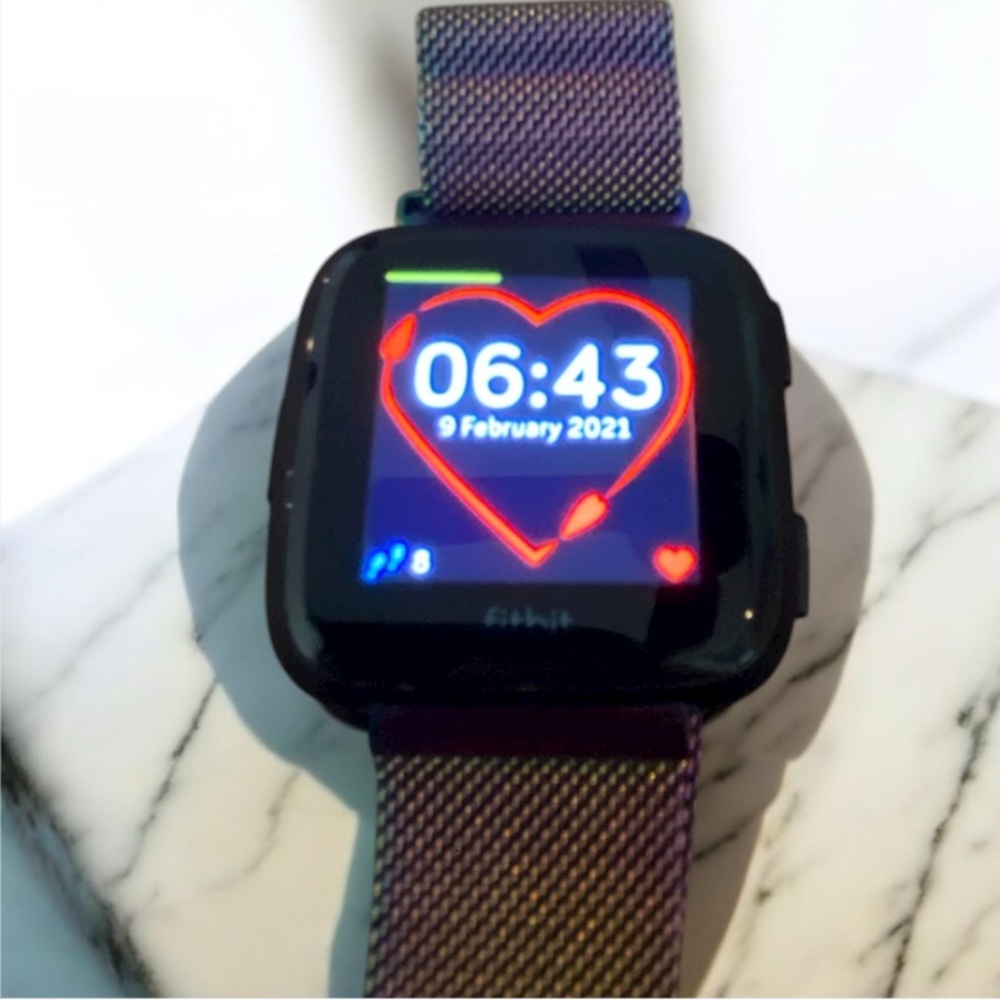 Fitbit Versa Smartwatch with Mesh Band and Charger - Picture 3 of 3